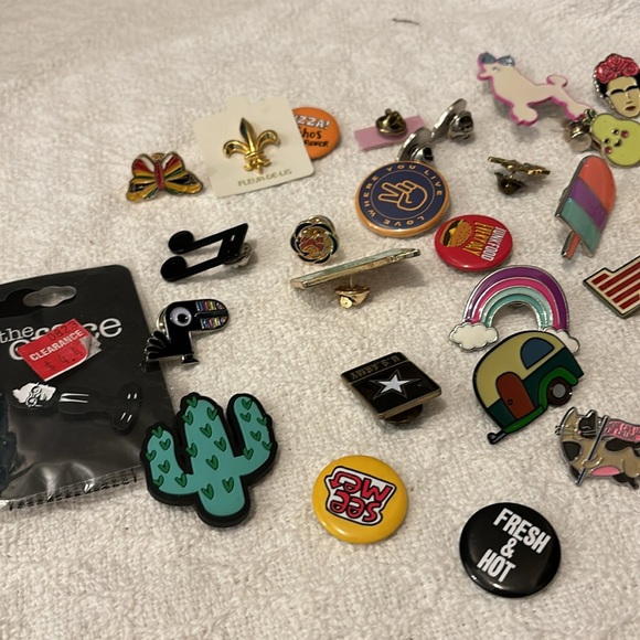 Lot of Pins and Buttons - Picture 5 of 5